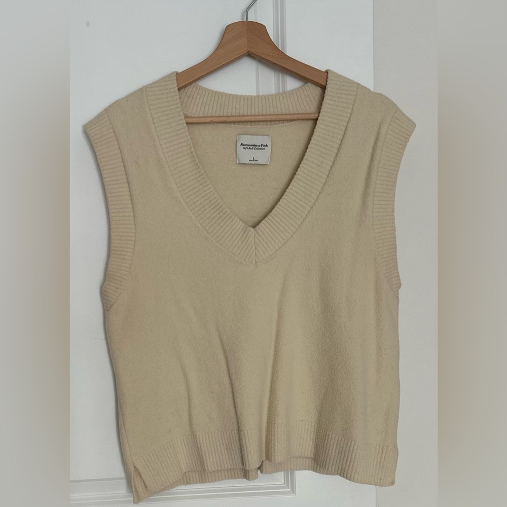 Abercrombie & Fitch Women's Cream and Yellow Jumper. Size L